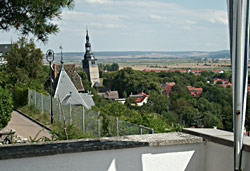 Blick von der Terasse: Die "Oberkirche" - die schiefste Kirche Deutschlands